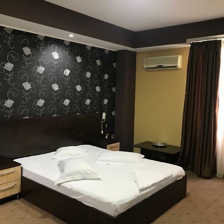 Hotel Bulevard Дробета-Турну Северин Екстериор снимка