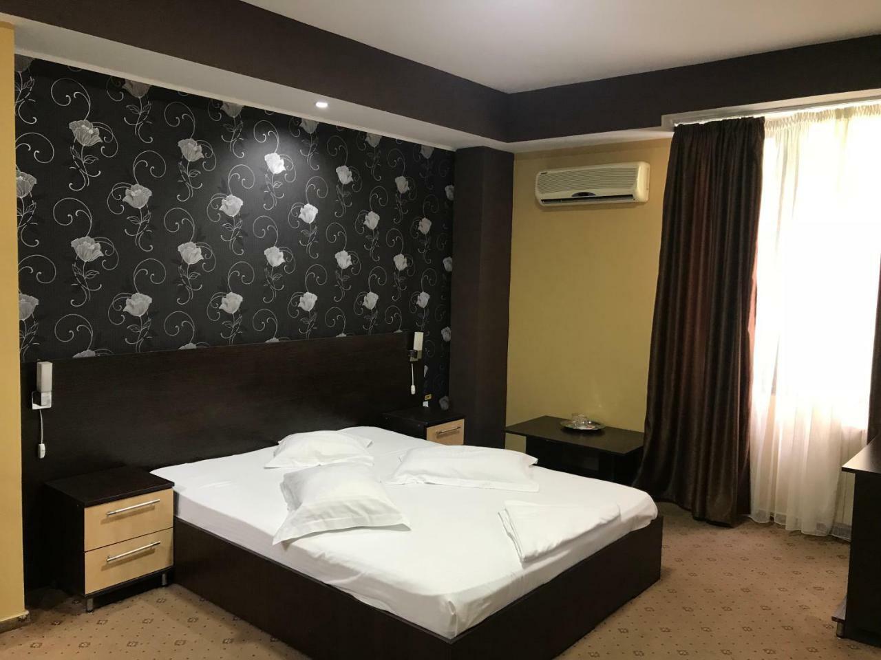Hotel Bulevard Дробета-Турну Северин Екстериор снимка