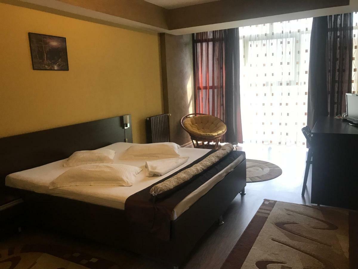 Hotel Bulevard Дробета-Турну Северин Екстериор снимка
