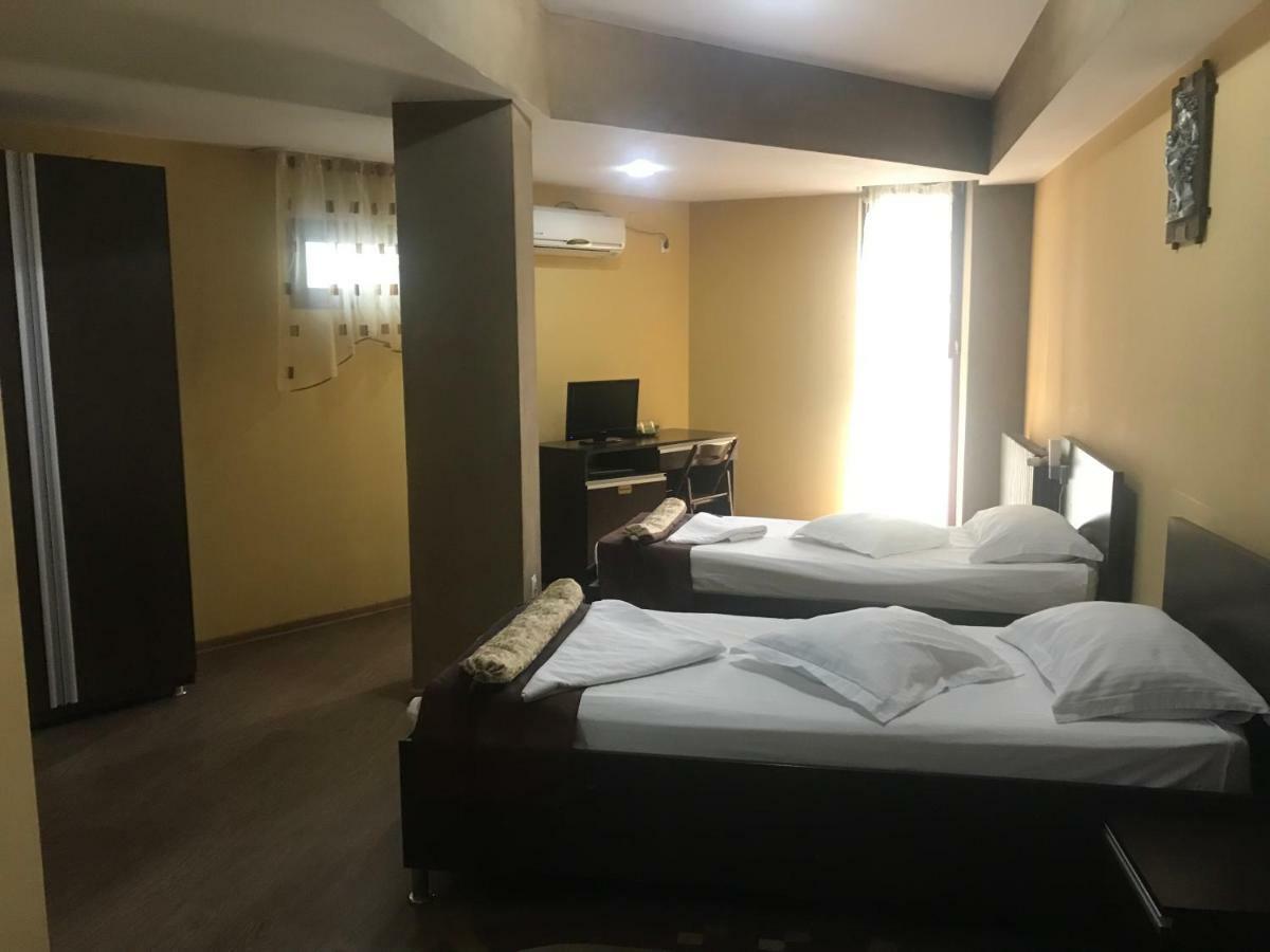 Hotel Bulevard Дробета-Турну Северин Екстериор снимка